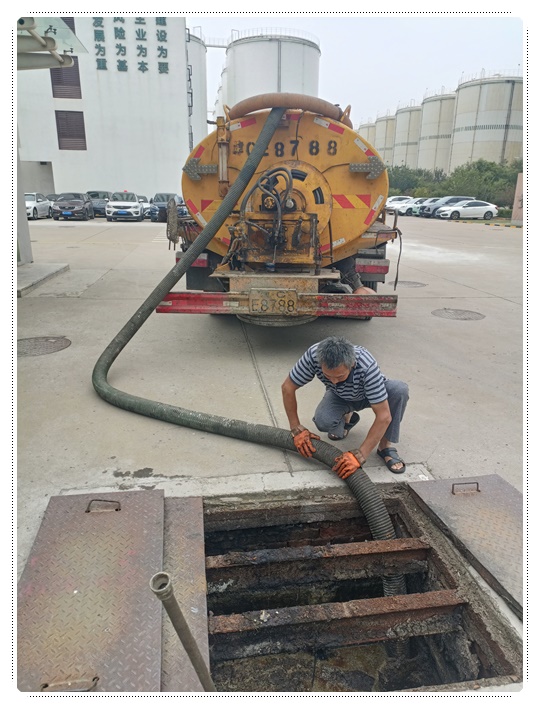 泰丰办事处隔油池清掏