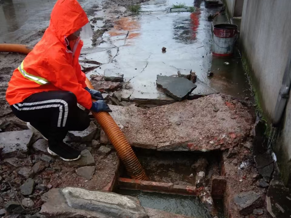 泰丰办事处专业清理污水池 炜誉市政以规范流程守护城市 “肠道”